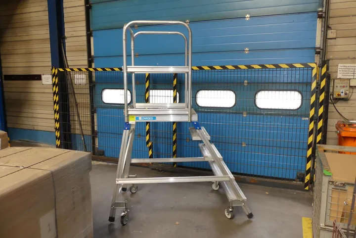 ZARGES Rollpodest/Arbeitsplattform mit Treppe, Aluminium, fahrbar